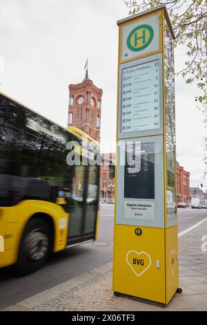 Berlin, Deutschland. April 2024. An der Bushaltestelle Rotes Rathaus wurde eine digitale Lichtsäule der BVG installiert. Statt Fahrpläne und Informationen auf Papier bieten Displays jetzt Informationen über die Abfahrtszeiten. In diesem Jahr sollen insgesamt 80 Säulen online gehen. Quelle: Jörg Carstensen/dpa/Alamy Live News Stockfoto