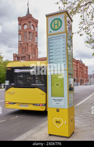 Berlin, Deutschland. April 2024. An der Bushaltestelle Rotes Rathaus wurde eine digitale Lichtsäule der BVG installiert. Statt Fahrpläne und Informationen auf Papier bieten Displays jetzt Informationen über die Abfahrtszeiten. In diesem Jahr sollen insgesamt 80 Säulen online gehen. Quelle: Jörg Carstensen/dpa/Alamy Live News Stockfoto