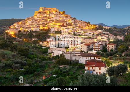 Rocca Imperiale, Italien, Stadt auf einem Hügel bei Nacht in der Region Kalabrien. Stockfoto