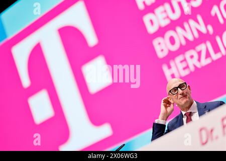 Telekom-Chef Timotheus Tim Höttges, Vorstandsvorsitzender der Deutschen Telekom, spricht zu den Aktionären. Die Aktionäre der Deutschen Telekom sind zur Hauptversammlung im World Conference Center zusammengekommen. Bonn, 10.04.2023 NRW Deutschland *** Vorstandsvorsitzender der Deutschen Telekom Timotheus Tim Höttges spricht mit Aktionären die Aktionäre der Deutschen Telekom haben sich zur Hauptversammlung im World Conference Center Bonn, 10 04 2023 NRW Deutschland versammelt Copyright: XChristophxHardtx Stockfoto