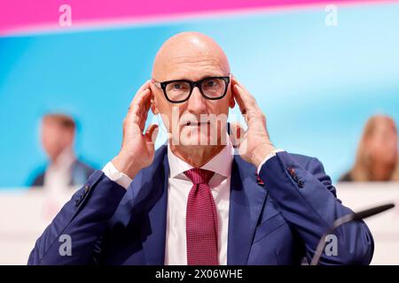 Telekom-Chef Timotheus Tim Höttges, Vorstandsvorsitzender der Deutschen Telekom, spricht zu den Aktionären. Die Aktionäre der Deutschen Telekom sind zur Hauptversammlung im World Conference Center zusammengekommen. Bonn, 10.04.2023 NRW Deutschland *** Vorstandsvorsitzender der Deutschen Telekom Timotheus Tim Höttges spricht mit Aktionären die Aktionäre der Deutschen Telekom haben sich zur Hauptversammlung im World Conference Center Bonn, 10 04 2023 NRW Deutschland versammelt Copyright: XChristophxHardtx Stockfoto