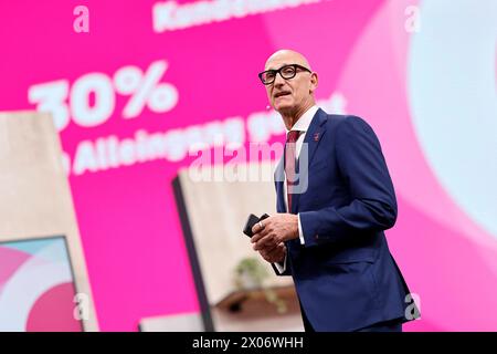 Telekom-Chef Timotheus Tim Höttges, Vorstandsvorsitzender der Deutschen Telekom, spricht zu den Aktionären. Die Aktionäre der Deutschen Telekom sind zur Hauptversammlung im World Conference Center zusammengekommen. Bonn, 10.04.2023 NRW Deutschland *** Vorstandsvorsitzender der Deutschen Telekom Timotheus Tim Höttges spricht mit Aktionären die Aktionäre der Deutschen Telekom haben sich zur Hauptversammlung im World Conference Center Bonn, 10 04 2023 NRW Deutschland versammelt Copyright: XChristophxHardtx Stockfoto