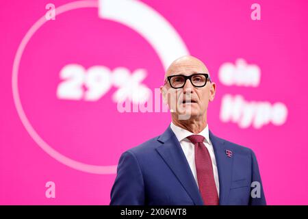 Telekom-Chef Timotheus Tim Höttges, Vorstandsvorsitzender der Deutschen Telekom, spricht zu den Aktionären. Die Aktionäre der Deutschen Telekom sind zur Hauptversammlung im World Conference Center zusammengekommen. Bonn, 10.04.2023 NRW Deutschland *** Vorstandsvorsitzender der Deutschen Telekom Timotheus Tim Höttges spricht mit Aktionären die Aktionäre der Deutschen Telekom haben sich zur Hauptversammlung im World Conference Center Bonn, 10 04 2023 NRW Deutschland versammelt Copyright: XChristophxHardtx Stockfoto