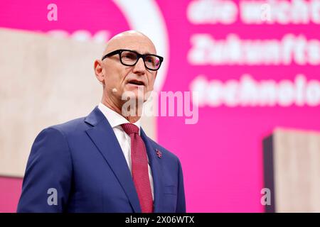 Telekom-Chef Timotheus Tim Höttges, Vorstandsvorsitzender der Deutschen Telekom, spricht zu den Aktionären. Die Aktionäre der Deutschen Telekom sind zur Hauptversammlung im World Conference Center zusammengekommen. Bonn, 10.04.2023 NRW Deutschland *** Vorstandsvorsitzender der Deutschen Telekom Timotheus Tim Höttges spricht mit Aktionären die Aktionäre der Deutschen Telekom haben sich zur Hauptversammlung im World Conference Center Bonn, 10 04 2023 NRW Deutschland versammelt Copyright: XChristophxHardtx Stockfoto