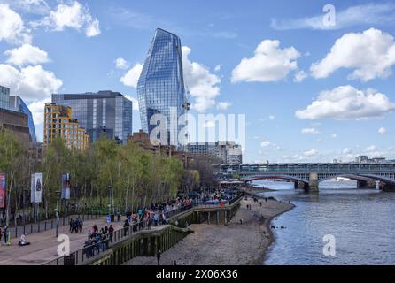 Menschen am Queen's Walk River Thames Ufer bei Ebbe. Blackfriars Bridge und One Blackfriars (Vase- oder Boomerang-Gebäude) Southwark, London. Stockfoto