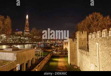 Äußere Vorhangfassaden des mittelalterlichen Tower of London Castle aus dem 11. Jahrhundert an der Themse mit dem Shard-Wolkenkratzer im Hintergrund Stockfoto