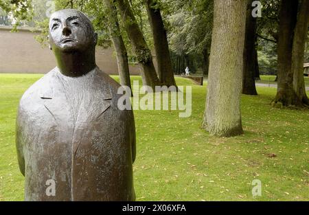 „Monsieur Jacques“ (1956) Skulptur von Oswald Wenckebach im Museumsgarten Kröller-Müller, Het nationale Park de Hoge Veluwe. Gelderland, Niederlande Stockfoto