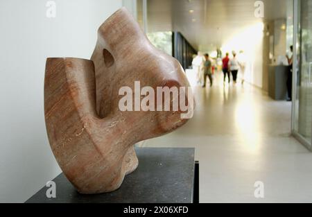 „Skulptur mit Loch und Licht“ (1967) von Henry Moore im Kröller-Müller Museum, Het nationale Park de Hoge Veluwe. Gelderland, Niederlande Stockfoto