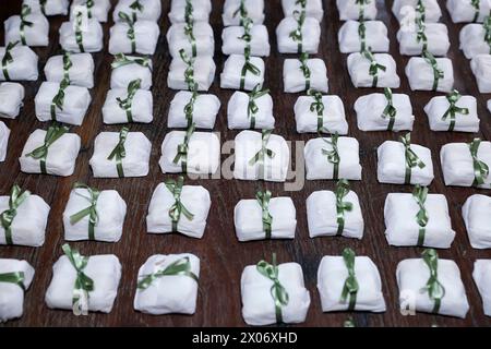 Hochzeit dekorative Süßigkeiten, Hochzeitstorte, Gut verheiratet Kuchen, Hochzeit Souvenir, Schokolade bem Casado Stockfoto