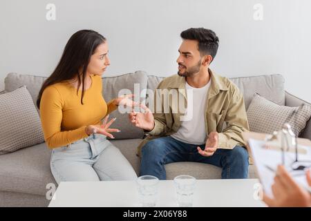 Ein Paar, das sich auf dem Sofa im Beratungsbüro unterhalten hat Stockfoto