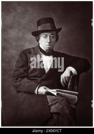 Benjamin Disraeli, 1. Earl of Beaconsfield (1804–1881), zweimal Premierminister des Vereinigten Königreichs 1868 und 1874–1880, Porträtfotografie Kabinettkarte von Cornelius Jabez Hughes, 1879 Stockfoto