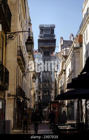 Menschen auf der Straße vor dem Santa Justa Lift in Lissabon, Portugal. Februar 2024. Stockfoto