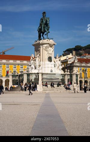 Menschen rund um die Reiterstatue (Estátua equestre de D. José) in Lissabon, Portugal. Februar 2024. Stockfoto