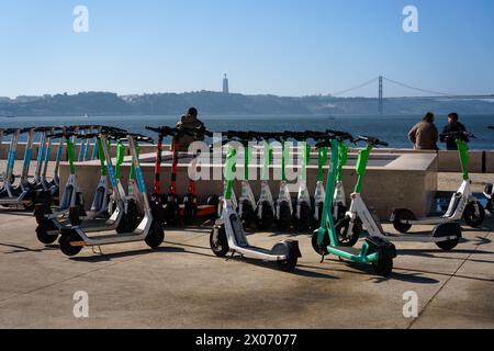 Elektroroller am Fluss Tejo in Lissabon, Portugal an einem sonnigen Morgen. Februar 2024. Stockfoto