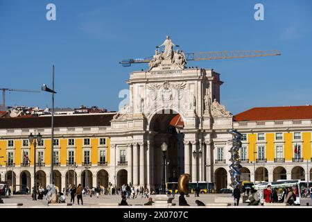 Leute auf Praca do Comercio vor Arco da Rua Augusta. Lissabon, Portugal. Februar 2024. Stockfoto