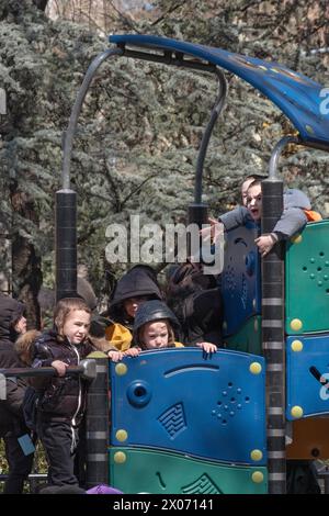 Junge orthodoxe jüdische Jeschiwa-Jungen spielen während ihrer Pause. In Brooklyn, New York, 2024. Stockfoto