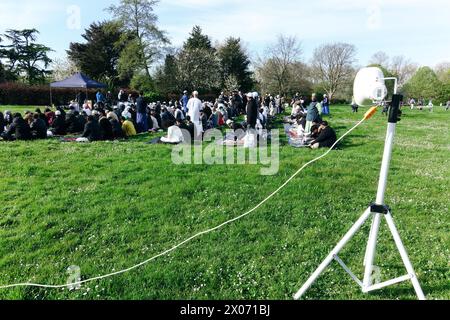 London, Großbritannien. Am 10. April 2024 findet das Morgengebet (salah) für Eid al Fitr im Little Ilford Park in East London statt, organisiert und besucht von den lokalen Moscheen und Gemeinden, einschließlich Gruppen von Shade und Shah Jalal. Tausende nahmen Teil und brachten Gebetsmatten und Erfrischungen zum gemeinsamen Gebet und Feiern mit. © Simon King/Alamy Live News Stockfoto