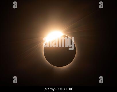 Total Solar Eclipse Diamond Ring C2 – 2. Kontakt – 8. April 2024, Waterville, Quebec, Kanada Stockfoto