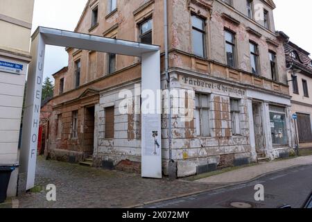 Eingang zum mittelalterlichen Judenhof neben einer ehemaligen Chemischen Färberei in Perleberg. Er gilt als einziger in den Gebäudestrukturen noch vorhandener Judenhof in Deutschland. In dem Areal befand sich in der Zeit zwischen der Stadtgründung und 1510 Vertreibung der Juden aus Brandenburg Wohnungen, eine Synagoge und eine Mikwe, das jüdische Ritualbad. Perleberg Brandenburg Deutschland *** Eingang zum mittelalterlichen jüdischen Innenhof neben einer ehemaligen Chemikalienfärberei in Perleberg ist er der einzige noch erhaltene jüdische Innenhof in Deutschland in der Zeit zwischen der Stadtgründung und der Exp Stockfoto