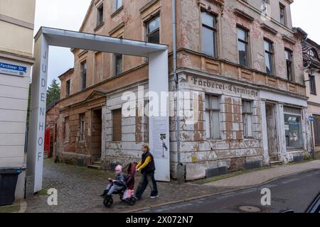 Eingang zum mittelalterlichen Judenhof neben einer ehemaligen Chemischen Färberei in Perleberg. Er gilt als einziger in den Gebäudestrukturen noch vorhandener Judenhof in Deutschland. In dem Areal befand sich in der Zeit zwischen der Stadtgründung und 1510 Vertreibung der Juden aus Brandenburg Wohnungen, eine Synagoge und eine Mikwe, das jüdische Ritualbad. Perleberg Brandenburg Deutschland *** Eingang zum mittelalterlichen jüdischen Innenhof neben einer ehemaligen Chemikalienfärberei in Perleberg ist er der einzige noch erhaltene jüdische Innenhof in Deutschland in der Zeit zwischen der Stadtgründung und der Exp Stockfoto