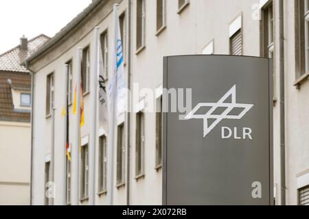 Firmenbanner Aerospace Center Front-Office-Gebäude, DLR-Logo, Deutsches Forschungszentrum für Luft- und Raumfahrt und Entwicklung in Luftfahrttechnologien, Spac Stockfoto