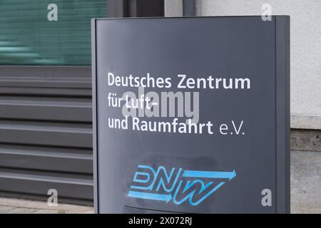 Firmenbanner Aerospace Center Firmengebäude, DLR-Logo, Deutschlands Forschungszentrum für Luft- und Raumfahrt und Entwicklung in Luftfahrttechnologien, Raumfahrt Stockfoto