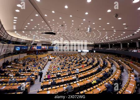 Brüssel, Belgien April 2024. Allgemeine Ansicht des Plenums während der Rede von König Philippe von Belgien auf der Plenartagung des Europäischen Parlaments in Brüssel, Belgien am 10. April 2024. Quelle: ALEXANDROS MICHAILIDIS/Alamy Live News Stockfoto