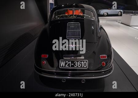 Schwarzer Vintage Porsche 356 Paar Ferdinand Oldtimer Porsche Museum, Automobil Leidenschaft, Evolution Sportwagen, Oldtimer, Retro-Stil Stockfoto