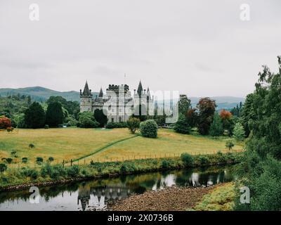 Inveraray Castle Architektur und Landschaft im gotischen Revival in Argyll and Bute, Schottland. Es liegt am westlichen Ufer des Loch Fyne, Argyll, Schottland, Großbritannien Stockfoto