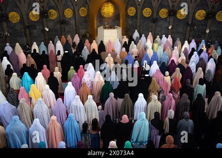 Bangkok, Thailand. April 2024. Muslime führen Eid al-Fitr Gebete im islamischen Zentrum Thailands aus. EID al-Fitr ist ein religiöser Feiertag, der von Muslimen auf der ganzen Welt gefeiert wird und das Ende des Ramadan, des heiligen Fastenmonats des Islam, markiert. Quelle: SOPA Images Limited/Alamy Live News Stockfoto