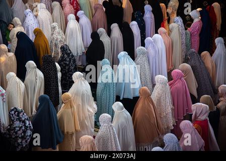 Bangkok, Thailand. April 2024. Muslime führen Eid al-Fitr Gebete im islamischen Zentrum Thailands aus. EID al-Fitr ist ein religiöser Feiertag, der von Muslimen auf der ganzen Welt gefeiert wird und das Ende des Ramadan, des heiligen Fastenmonats des Islam, markiert. Quelle: SOPA Images Limited/Alamy Live News Stockfoto