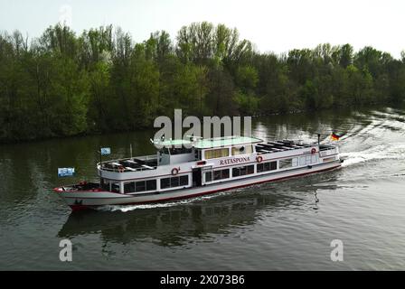 Regensburg, Donau. Das Klinger - Schiff Rataspona auf dem Weg zur Walhalla in Donaustauf. Das Schiff Rataspona wurde 1976 unter der Baunummer 61 auf der Lux-Werft in Mondorf gebaut. Bis 1991 fuhr es unter dem Namen Weltenburg für Stadler und Co in Kelheim *** Regensburg, Donau das Klinger Schiff Rataspona auf dem Weg nach Walhalla in Donaustauf das Schiff Rataspona wurde 1976 unter der Baunummer 61 auf der Lux Werft in Mondorf gebaut bis 1991 segelte es unter dem Namen Weltenburg nach Stadler und Co in Kelheim Stockfoto