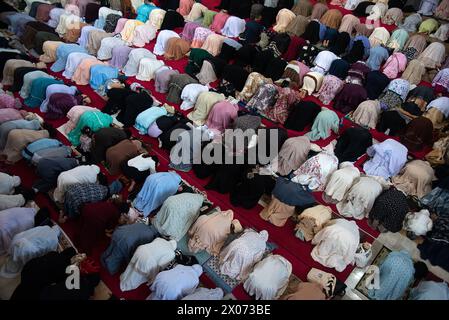 Bangkok, Thailand. April 2024. Muslime führen Eid al-Fitr Gebete im islamischen Zentrum Thailands aus. EID al-Fitr ist ein religiöser Feiertag, der von Muslimen auf der ganzen Welt gefeiert wird und das Ende des Ramadan, des heiligen Fastenmonats des Islam, markiert. Quelle: SOPA Images Limited/Alamy Live News Stockfoto