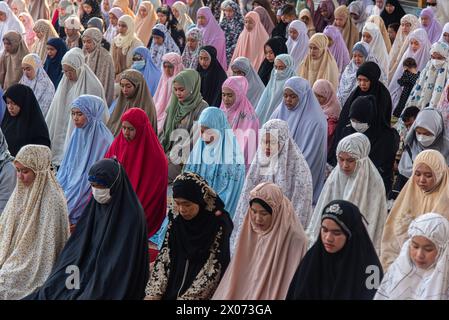 Bangkok, Thailand. April 2024. Muslime führen Eid al-Fitr Gebete im islamischen Zentrum Thailands aus. EID al-Fitr ist ein religiöser Feiertag, der von Muslimen auf der ganzen Welt gefeiert wird und das Ende des Ramadan, des heiligen Fastenmonats des Islam, markiert. Quelle: SOPA Images Limited/Alamy Live News Stockfoto