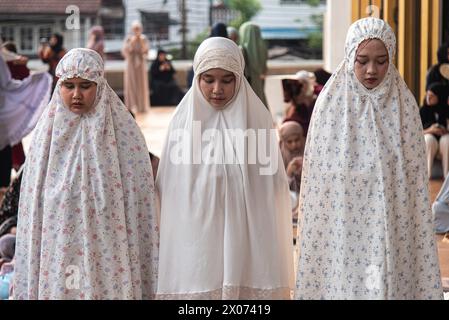 Bangkok, Thailand. April 2024. Muslime führen Eid al-Fitr Gebete im islamischen Zentrum Thailands aus. EID al-Fitr ist ein religiöser Feiertag, der von Muslimen auf der ganzen Welt gefeiert wird und das Ende des Ramadan, des heiligen Fastenmonats des Islam, markiert. (Foto: Peerapon Boonyakiat/SOPA Images/SIPA USA) Credit: SIPA USA/Alamy Live News Stockfoto