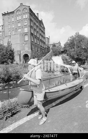 Tatsächlich 31 - 2 - 1973: In einem Kanu durch Oslois ist es möglich, Akerselva mit einem Kanu hinunter zu paddeln? Aktuell rüstete eine Expedition aus, die versuchen sollte, ihren Weg von Maridalsvannet zum Kai von Kølapålsen zu finden. Foto: Odd Ween / aktuell / NTB ***FOTO NICHT VERARBEITET*** Stockfoto