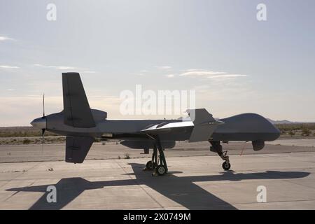 Eine MQ-9 Reaper Drohne des U.S. Marine Corps, die der Marine Aviation Weapons and Tactics Squadron One zugeordnet ist, wird während unbemannter Luftsystemtaktiken inszeniert Stockfoto