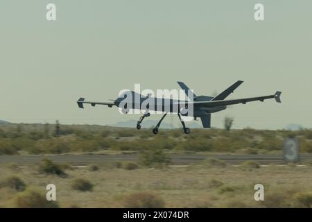 Eine MQ-9 Reaper Drohne des U.S. Marine Corps, die der Marine Aviation Weapons and Tactics Squadron One zugeordnet ist, bereitet sich auf den Start während eines unbemannten Luftsystems vor Stockfoto