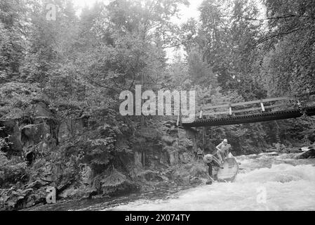 Tatsächlich 31 - 2 - 1973: In einem Kanu durch Oslois ist es möglich, Akerselva mit einem Kanu hinunter zu paddeln? Aktuell rüstete eine Expedition aus, die versuchen sollte, ihren Weg von Maridalsvannet zum Kai von Kølapålsen zu finden. Foto: Odd Ween / aktuell / NTB ***FOTO NICHT VERARBEITET*** Stockfoto