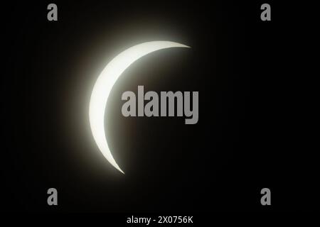 Manhattan, Usa. April 2024. Blick auf die Sonnenfinsternis von 2024 vom Central Park. (Foto: Derek French/SOPA Images/SIPA USA) Credit: SIPA USA/Alamy Live News Stockfoto