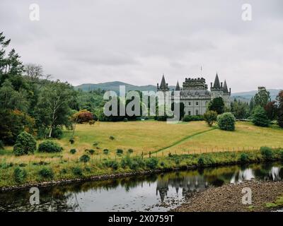 Inveraray Castle Architektur und Landschaft im gotischen Revival in Argyll and Bute, Schottland. Es liegt am westlichen Ufer des Loch Fyne, Argyll, Schottland, Großbritannien Stockfoto