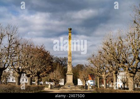 Obelisk auf dem Kreisrunden Platz Circus von Putbus, Insel Rügen, Mecklenburg-Vorpommern, Deutschland | Obelisk auf dem Kreisverkehr Putbus, Rügen Stockfoto