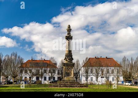 Markt mit dem Denkmal zu Ehren der Gefallenen in Putbus, Insel Rügen, Mecklenburg-Vorpommern, Deutschland | Kriegsdenkmal auf dem Marktplatz in Pu Stockfoto