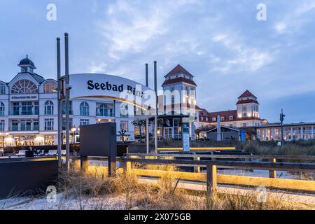 Schild Seebad Binz an der Seebrücke und Kurhaus Hotel von Binz in der Abenddämmerung, Insel Rügen, Mecklenburg-Vorpommern, Deutschland | Seebad bin Stockfoto