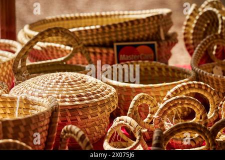 Gullah Geechee Körbe. Ein traditionelles Handwerk aus den Küstenregionen von South Carolina. Stockfoto