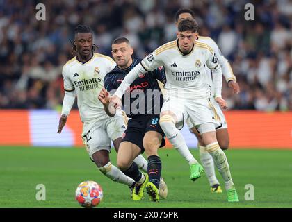 Madrid, Spanien. April 2024. Mateo Kovacic von Manchester City wird von Federico Valverde von Real Madrid während des UEFA Champions League-Spiels im Santiago Bernabau, Madrid, gefordert. Der Bildnachweis sollte lauten: Paul Terry/Sportimage Credit: Sportimage Ltd/Alamy Live News Stockfoto