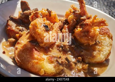 Garnelen, Kekse und Soße. Ein Klassiker der Gullah Getchee-Küche, serviert im Low Country in der Nähe von Beaufort, South Carolina Stockfoto