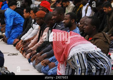 Eid al-Fitr, Neapel Eid al-Fitr Mitglieder der muslimischen Gemeinde beten auf der Piazza Garibaldi in Neapel im Rahmen der Eid al-Fitr-Feierlichkeiten. EID al-Fitr wird von Muslimen auf der ganzen Welt gefeiert, weil es das Ende des Ramadan-Monats markiert. ABP06135 Copyright: XAntonioxBalascox Stockfoto