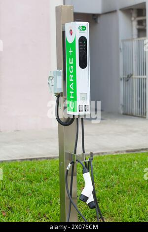 EV-Ladestation und -Steckdosen, verwaltet von Charge+ Pte Ltd in Singapur. Stockfoto