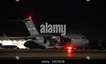 Ein C-17 Globemaster III Taxi der U.S. Air Force auf der Fluglinie am Travis Air Force Base, Kalifornien, 1. April 2024 Stockfoto